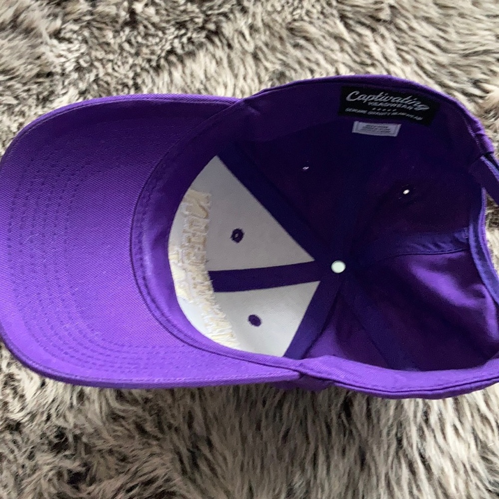 UW Hat - Picture 4 of 6
